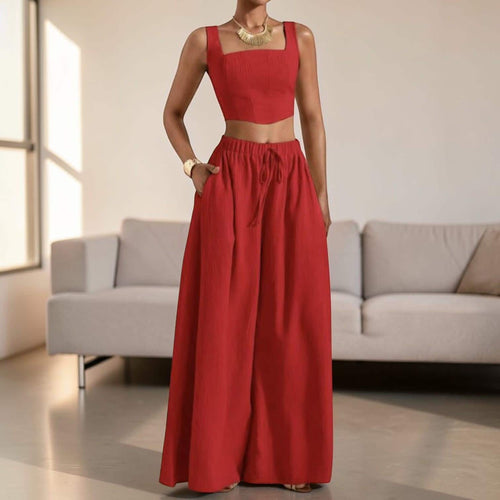 Conjunto de dos piezas sin mangas: pantalón de pierna ancha y top corto.