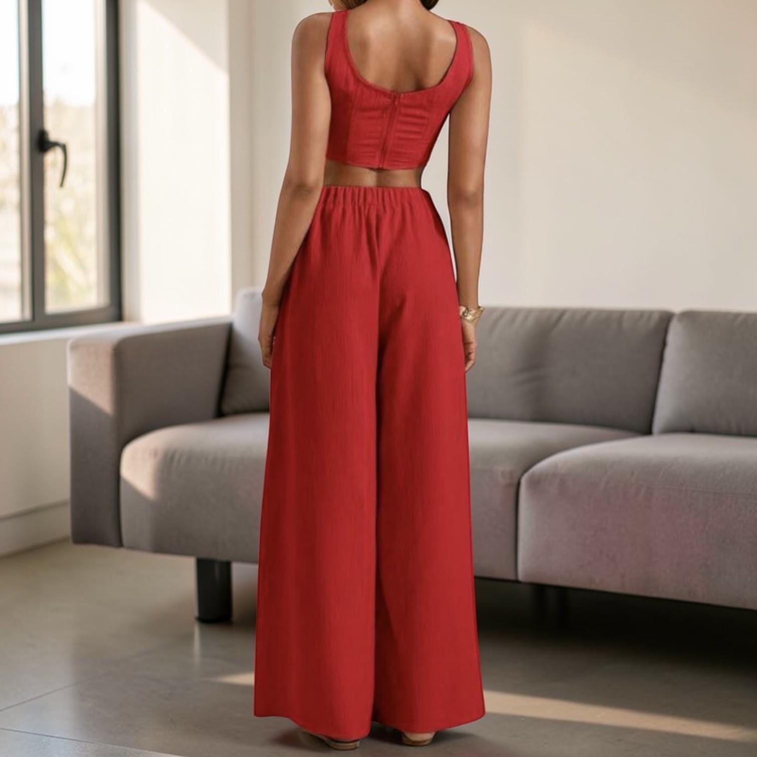 Conjunto de dos piezas sin mangas: pantalón de pierna ancha y top corto.