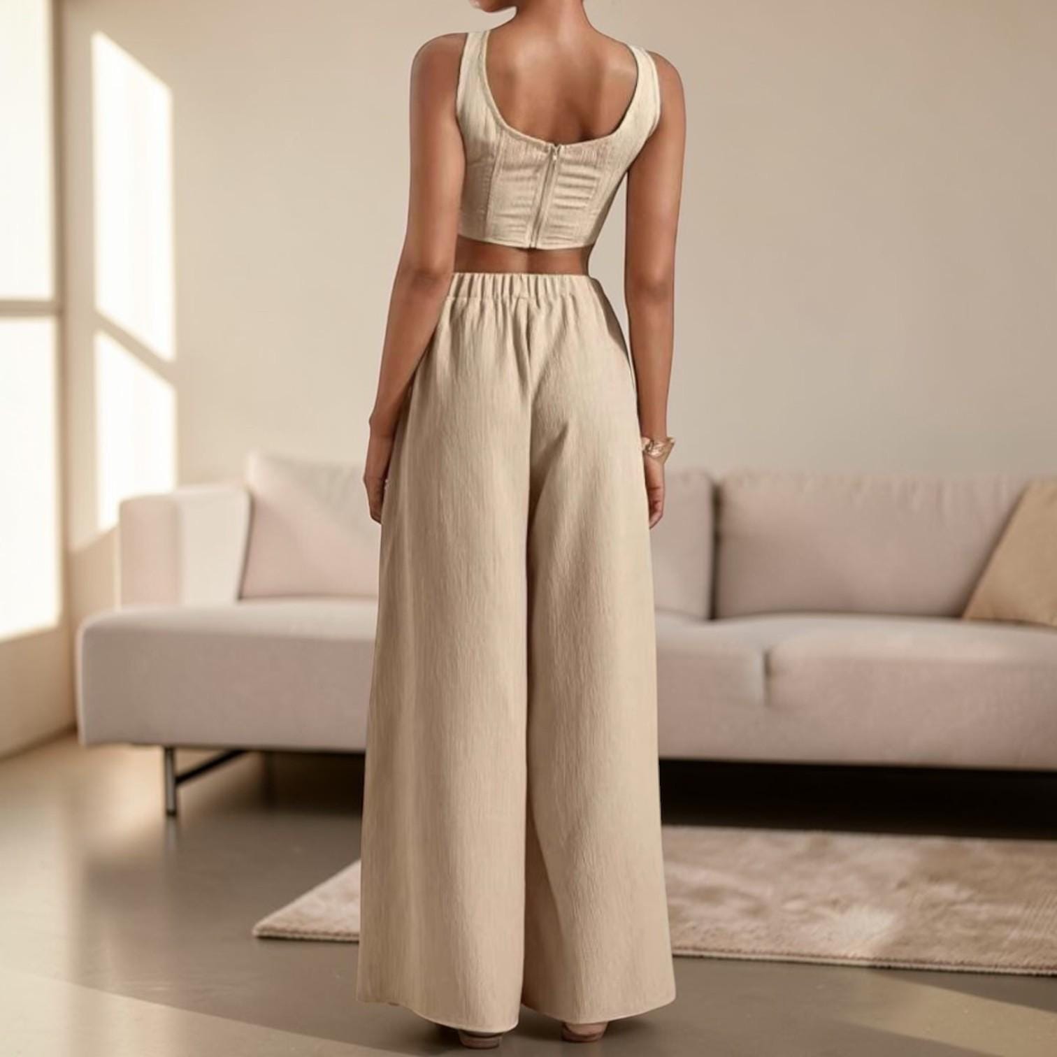 Conjunto de dos piezas sin mangas: pantalón de pierna ancha y top corto.