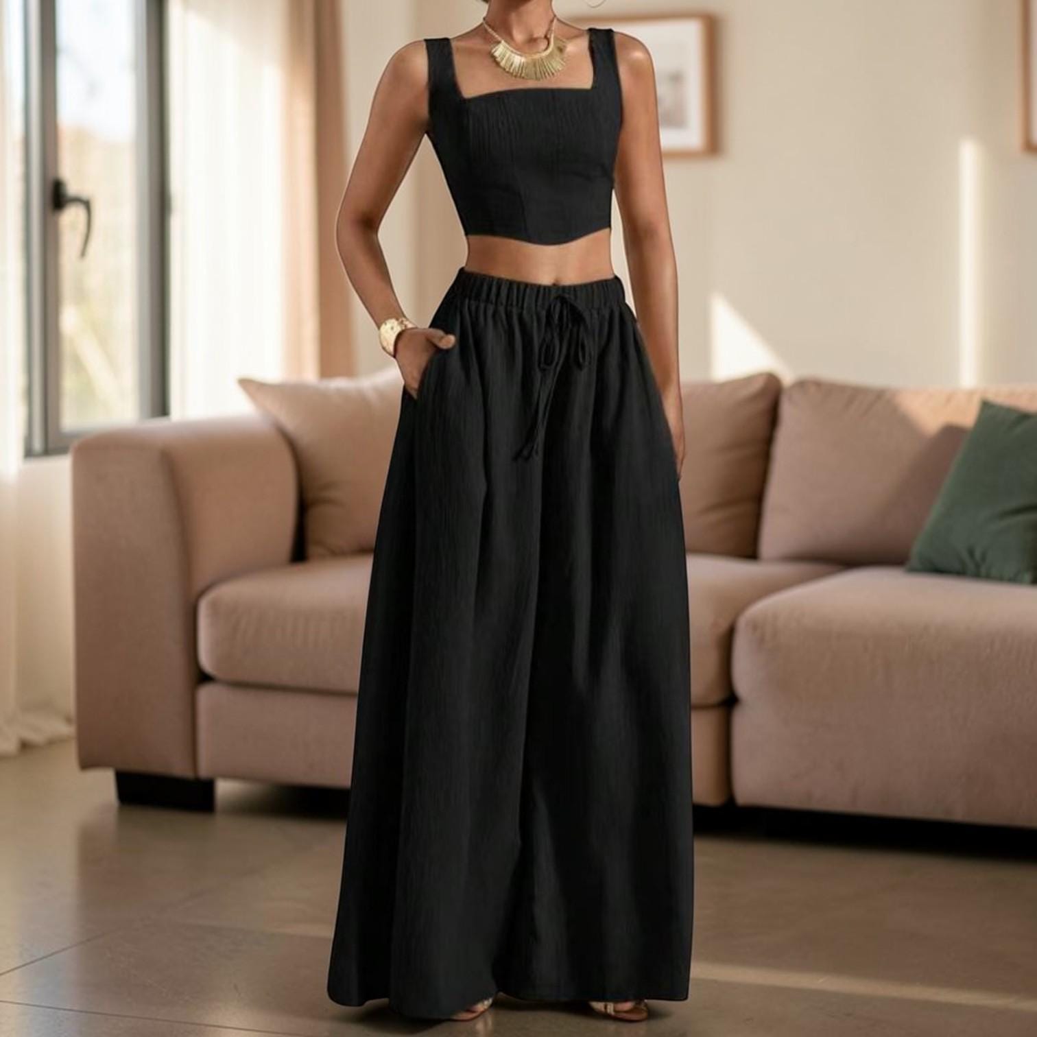 Conjunto de dos piezas sin mangas: pantalón de pierna ancha y top corto.