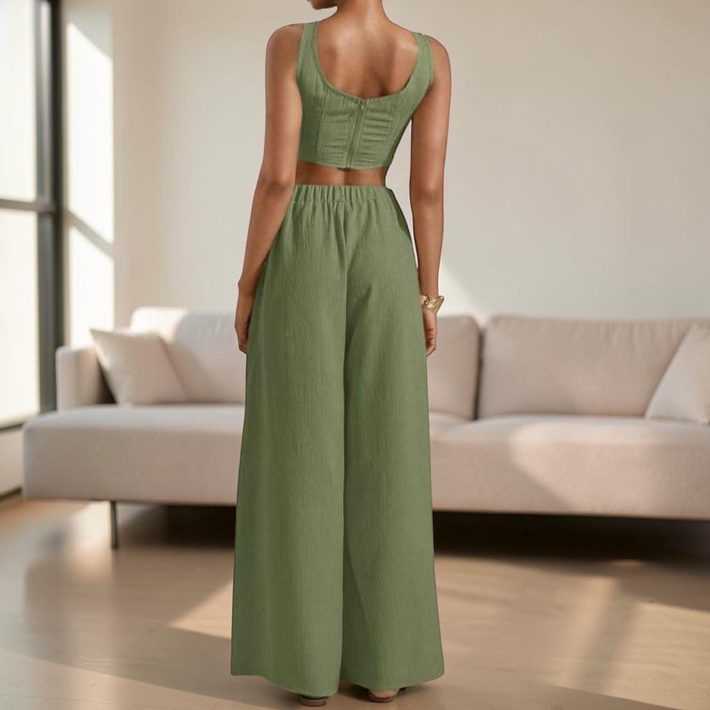 Conjunto de dos piezas sin mangas: pantalón de pierna ancha y top corto.