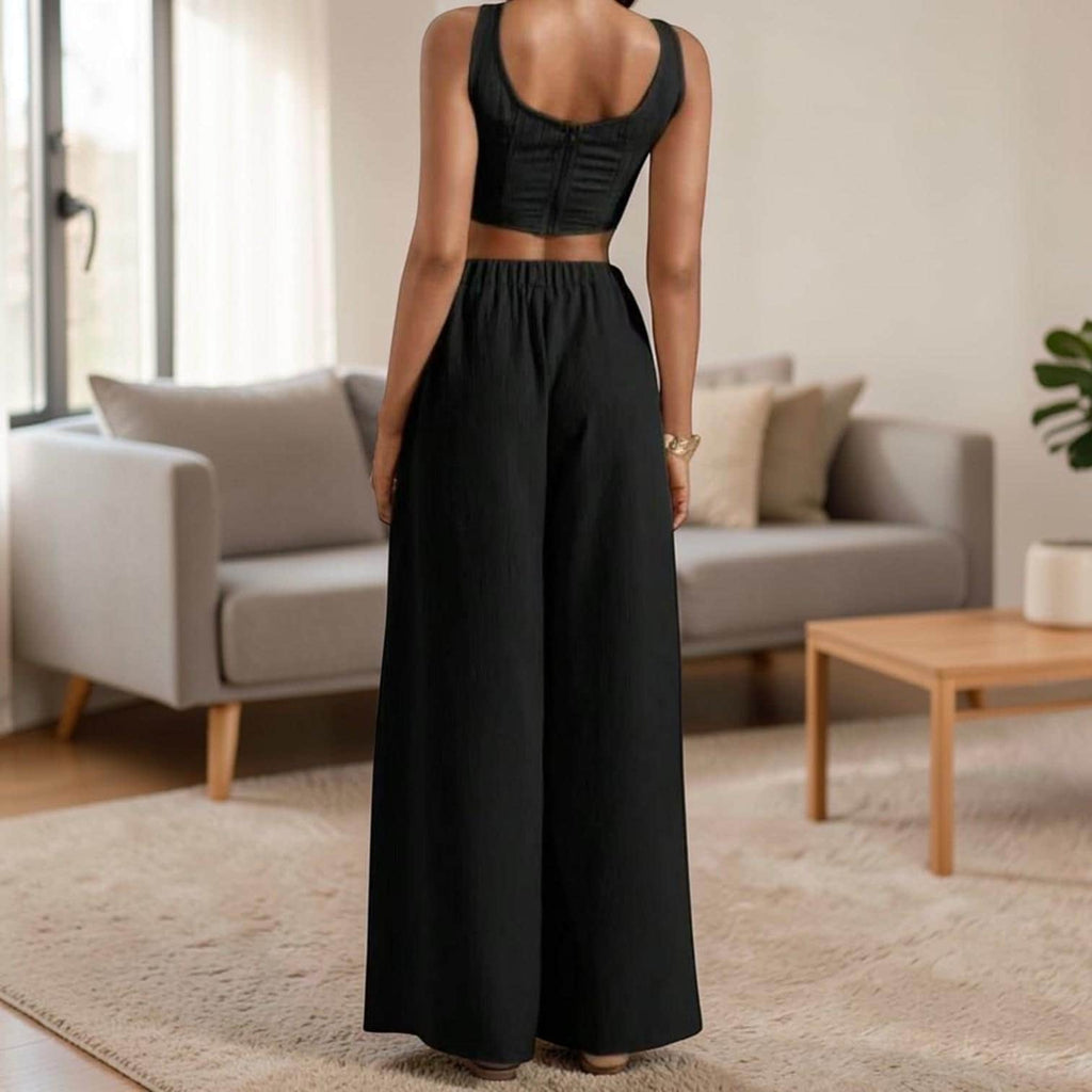 Conjunto de dos piezas sin mangas: pantalón de pierna ancha y top corto.