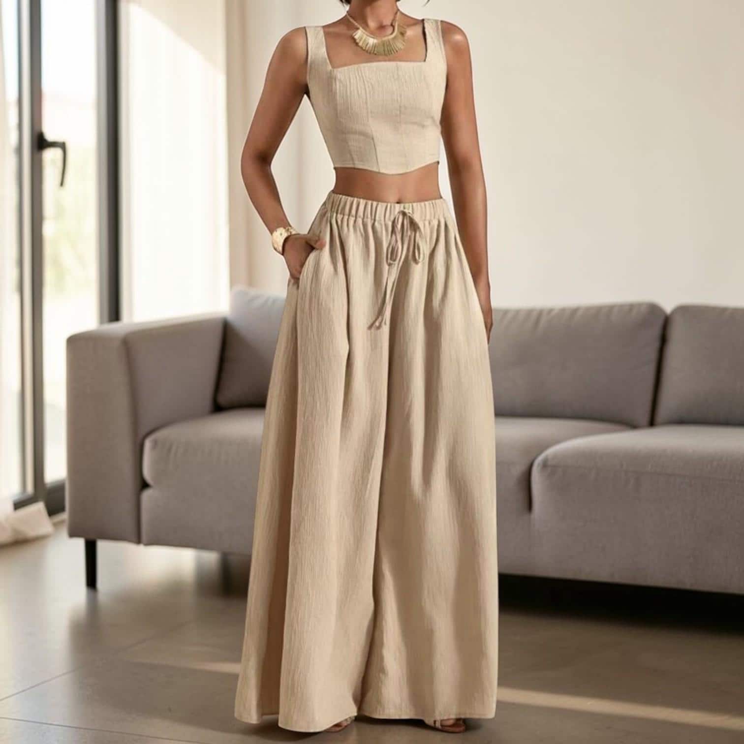 Conjunto de dos piezas sin mangas: pantalón de pierna ancha y top corto.
