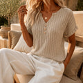 Top beige de mujer con cuello en V y botones.
