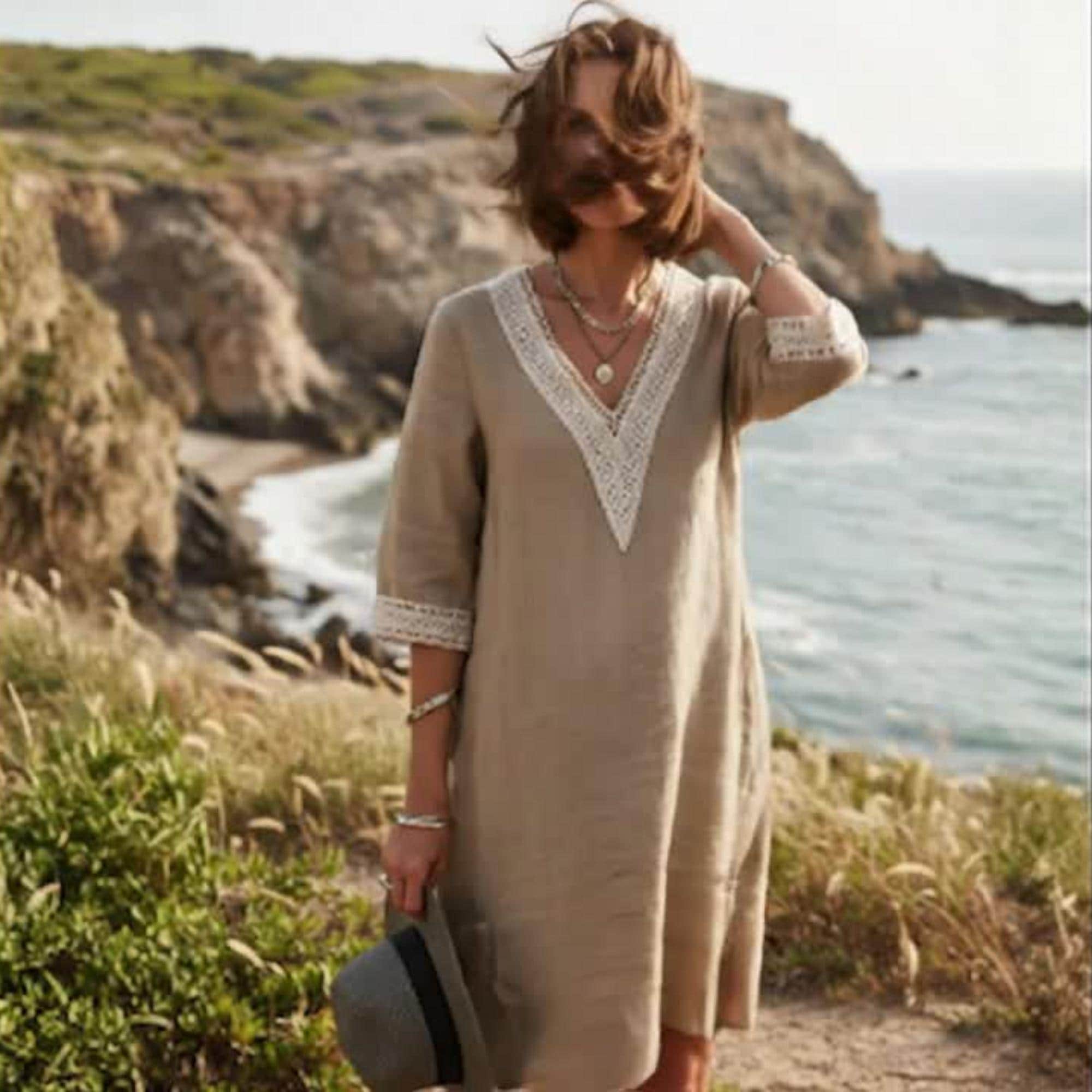 Vestido de algodón con ribete de encaje.