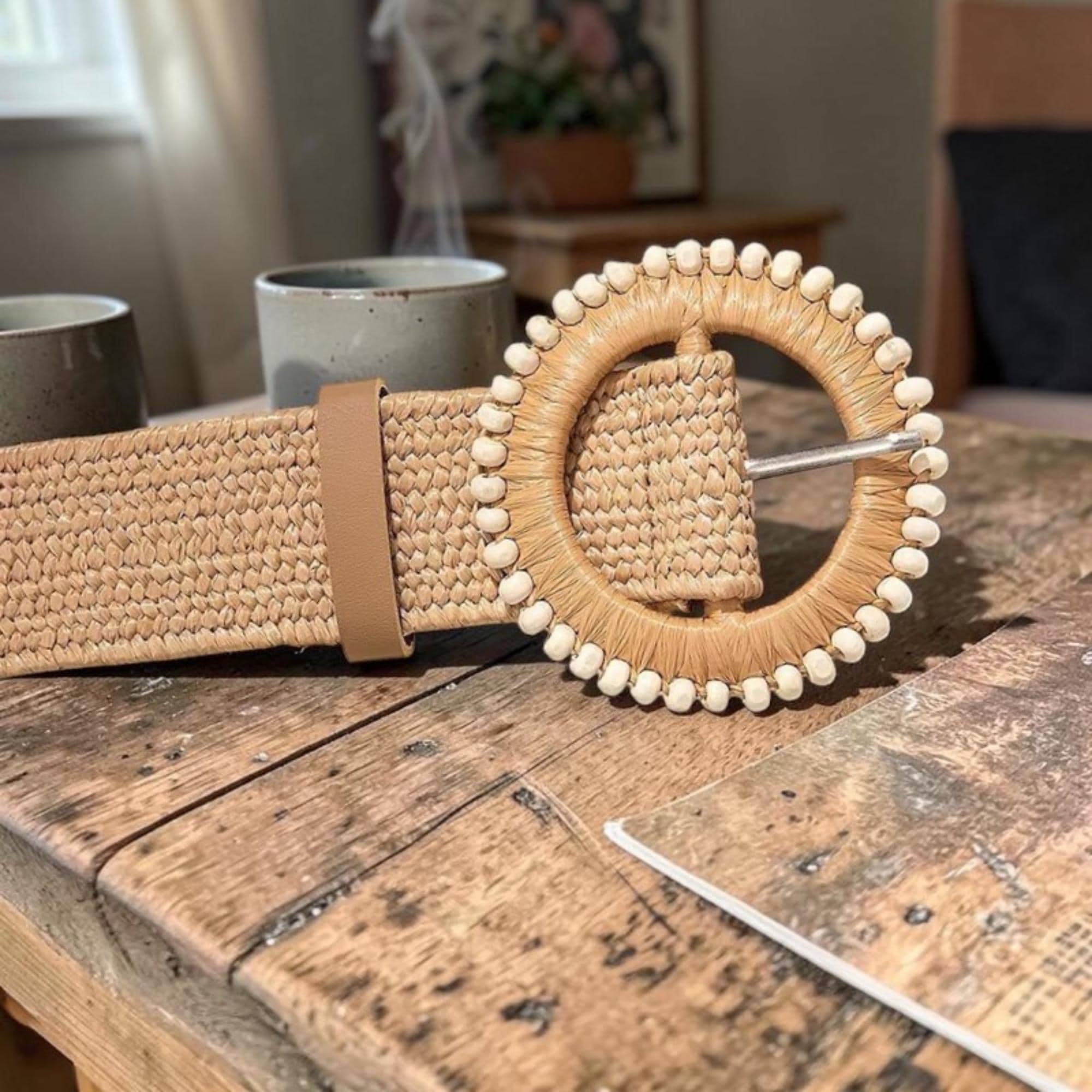 Cinturón tejido estilo boho, hebilla redonda.