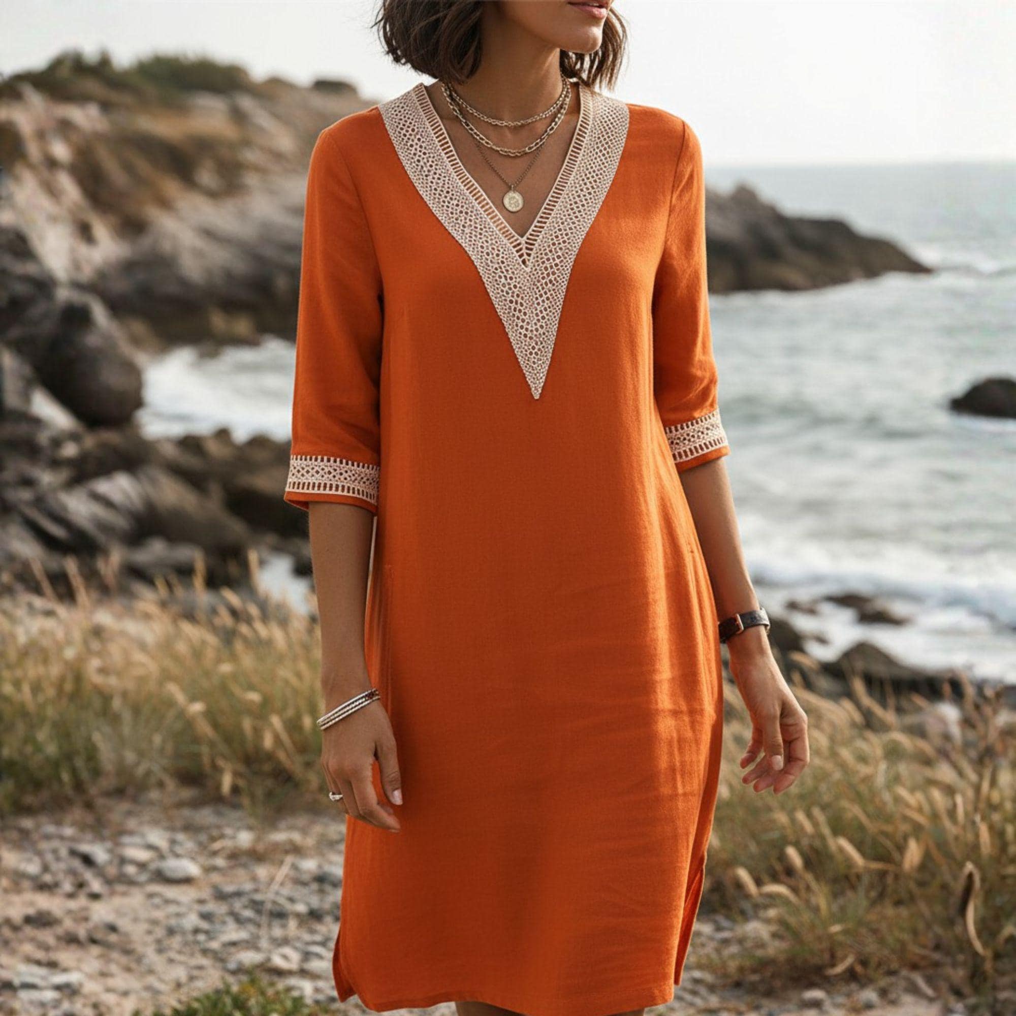Vestido de algodón con ribete de encaje.