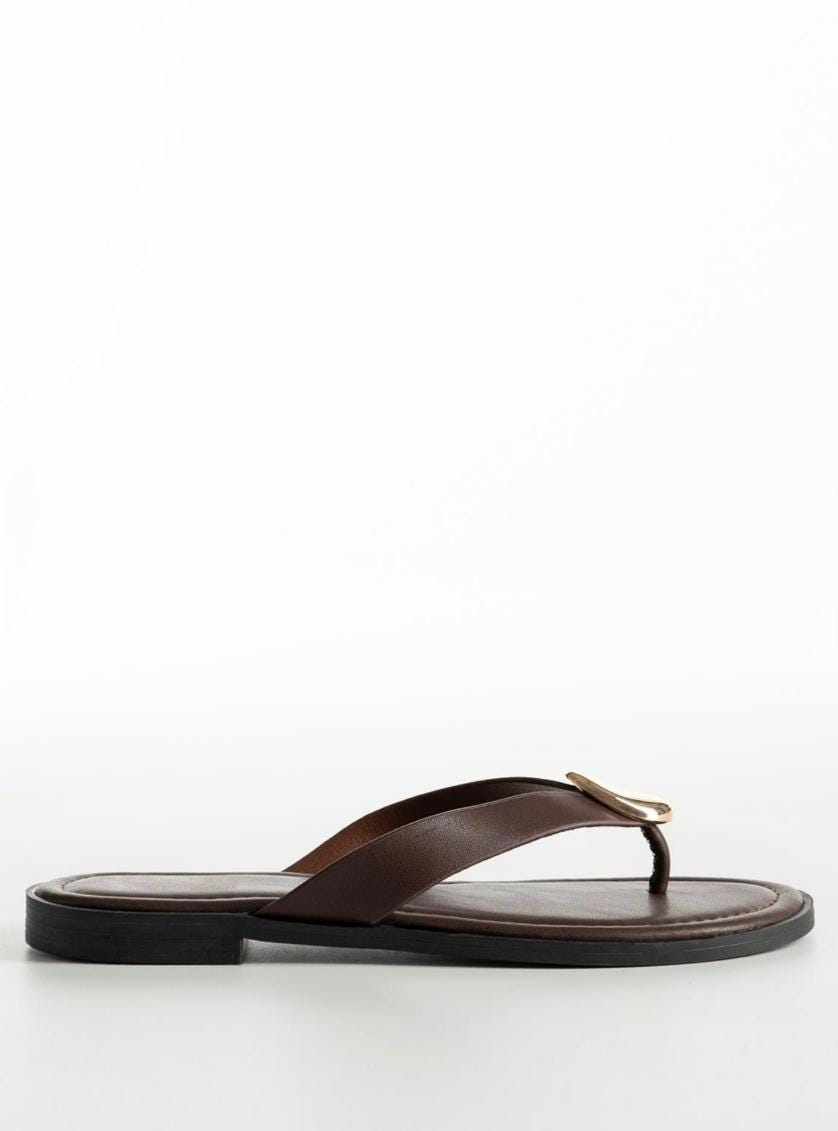 Sandalias de dedo para mujer con detalles dorados.