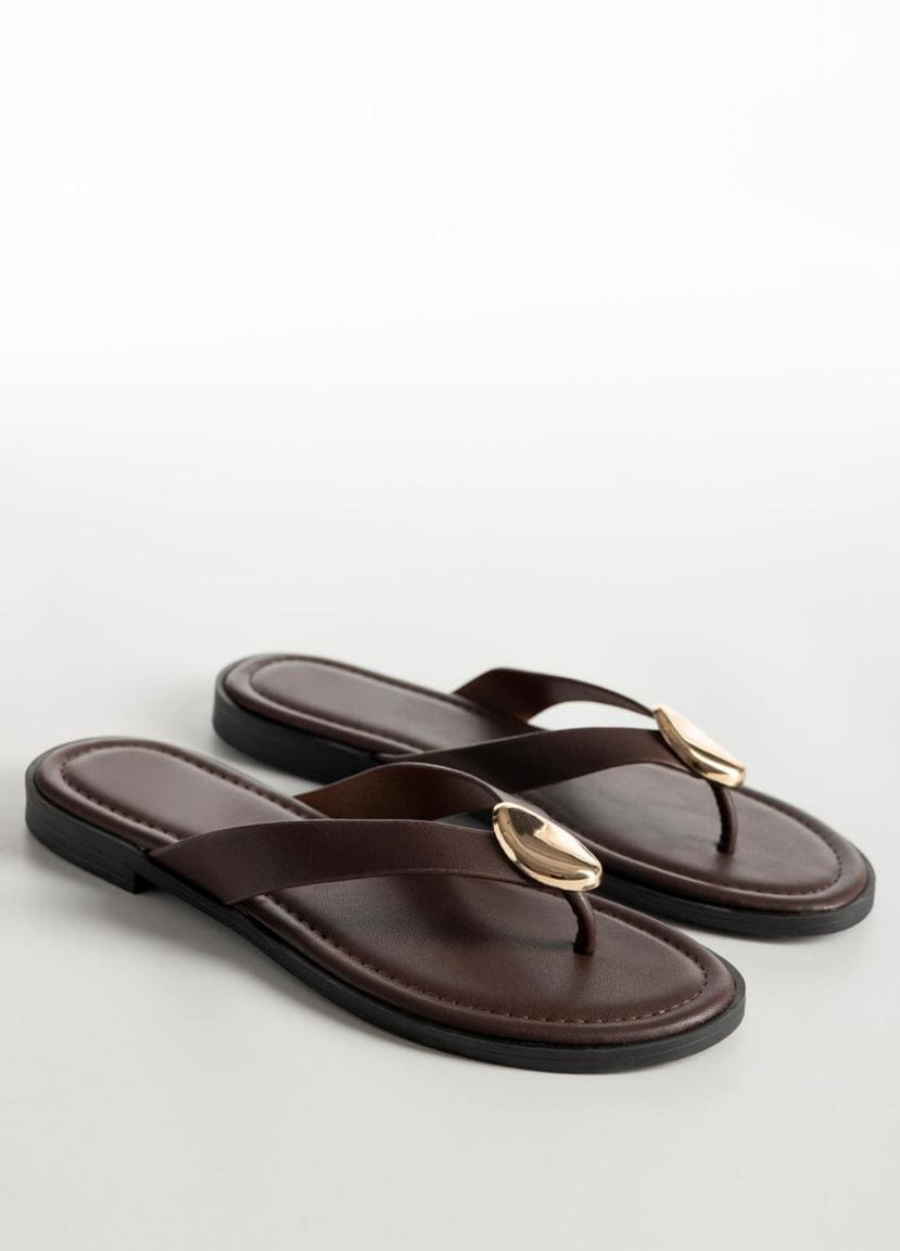 Sandalias de dedo para mujer con detalles dorados.