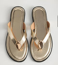 Sandalias de dedo para mujer con detalles dorados.