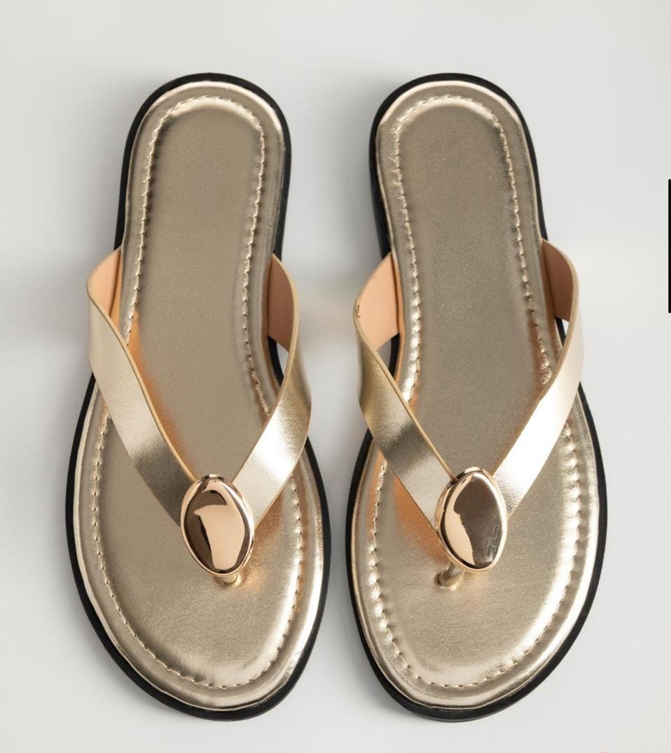 Sandalias de dedo para mujer con detalles dorados.