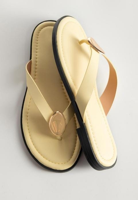 Sandalias de dedo para mujer con detalles dorados.