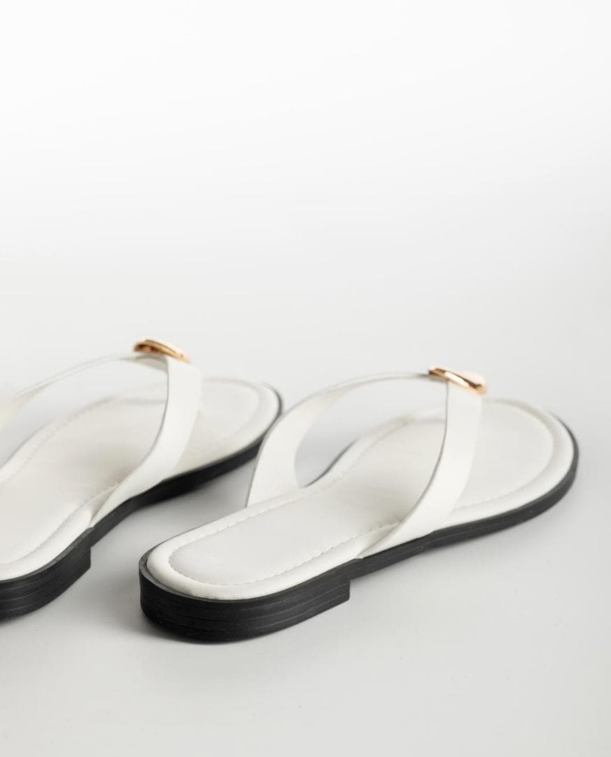 Sandalias de dedo para mujer con detalles dorados.