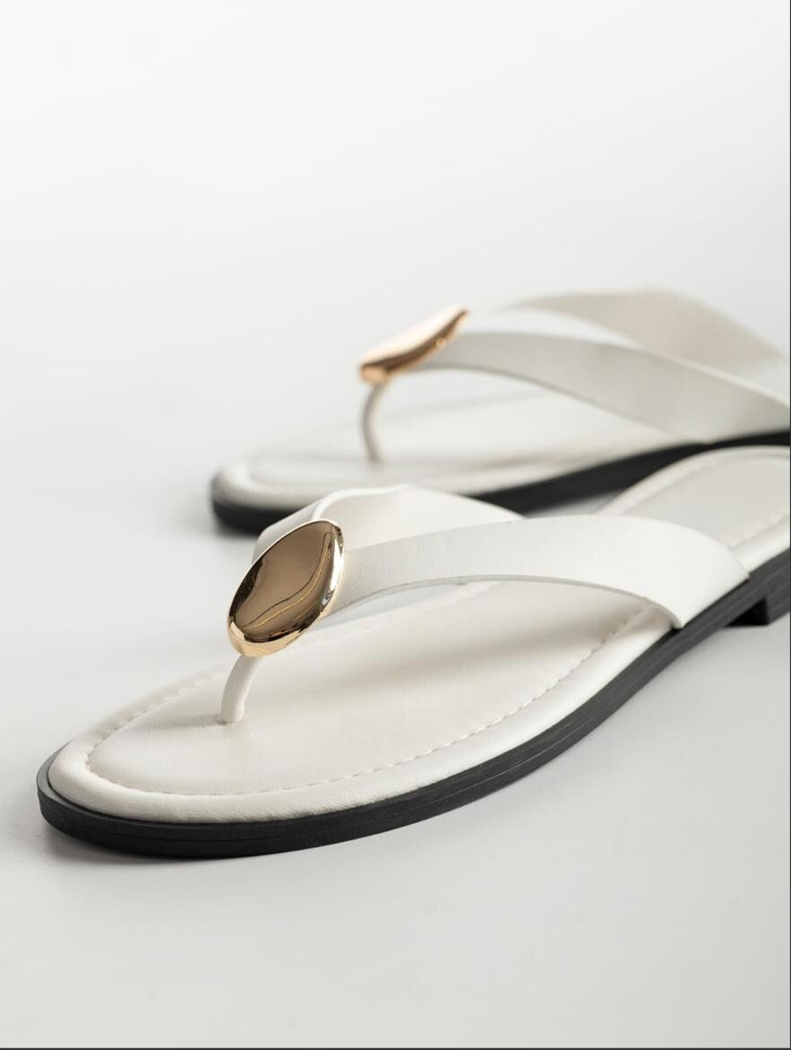 Sandalias de dedo para mujer con detalles dorados.
