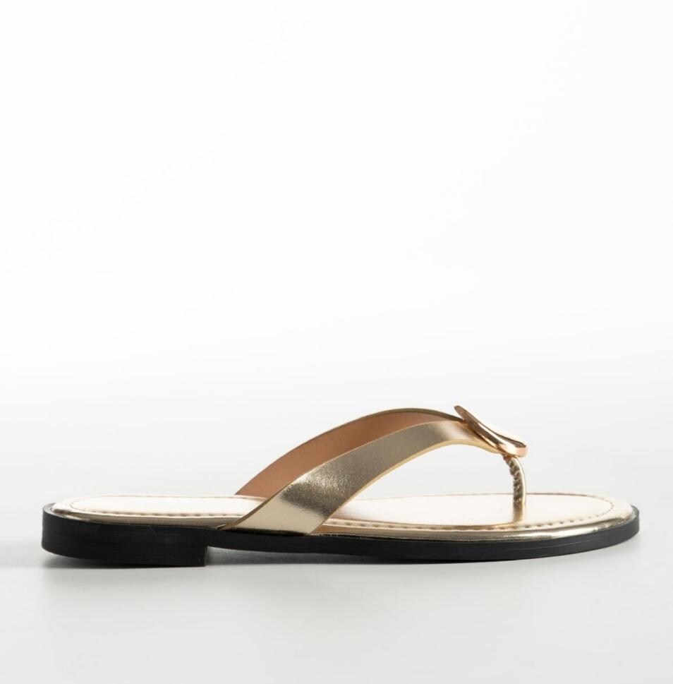 Sandalias de dedo para mujer con detalles dorados.