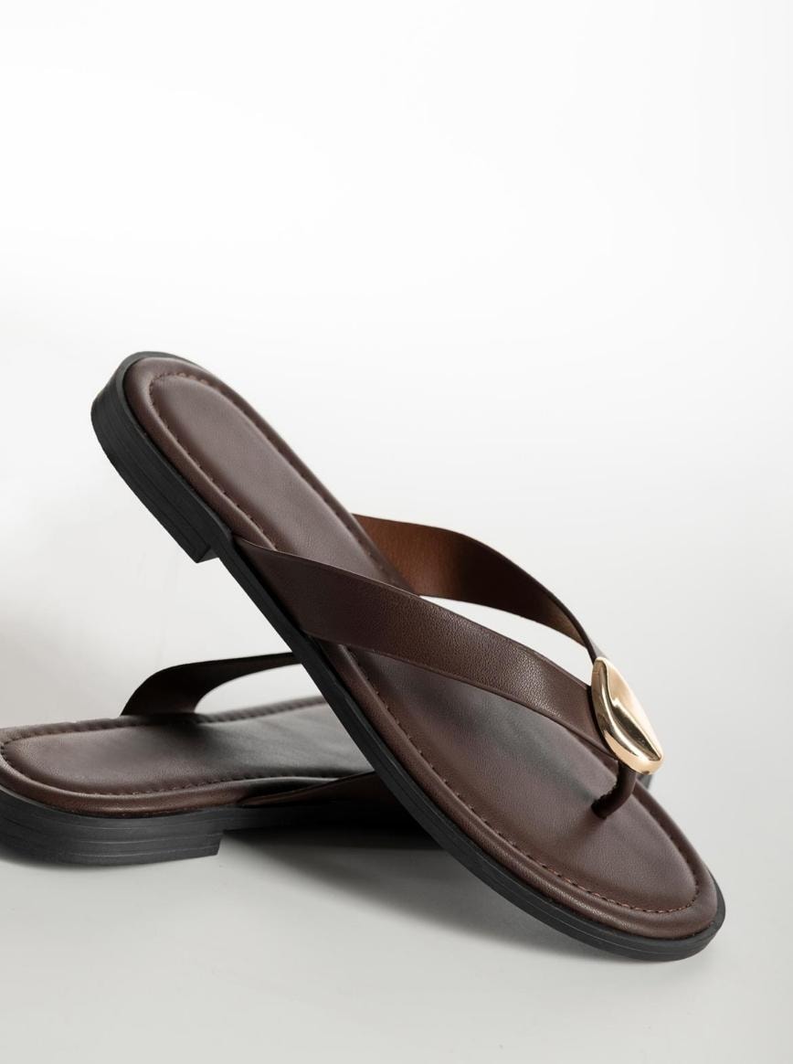 Sandalias de dedo para mujer con detalles dorados.