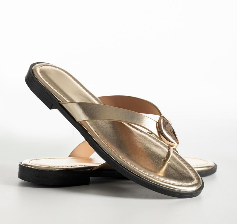 Sandalias de dedo para mujer con detalles dorados.