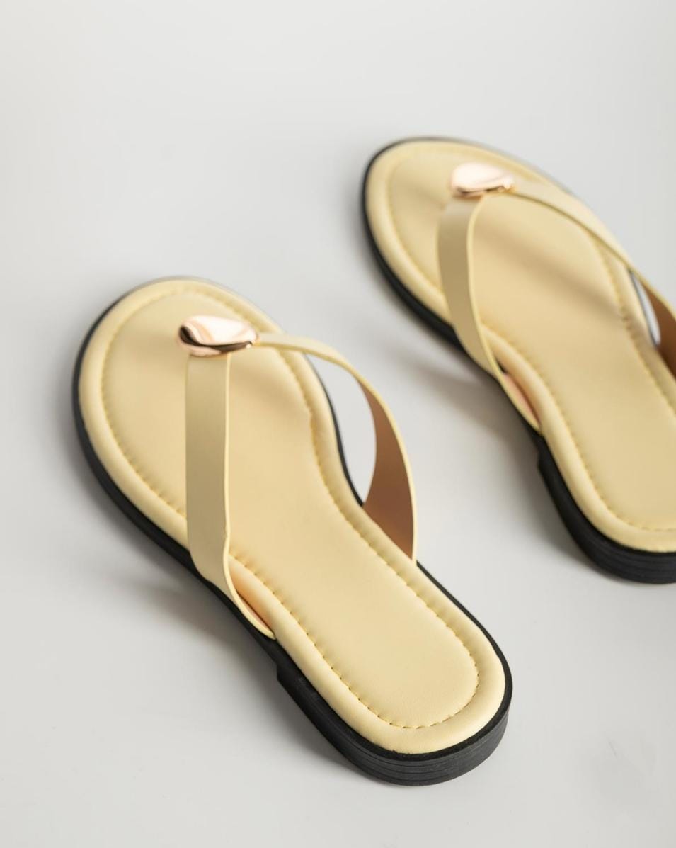 Sandalias de dedo para mujer con detalles dorados.