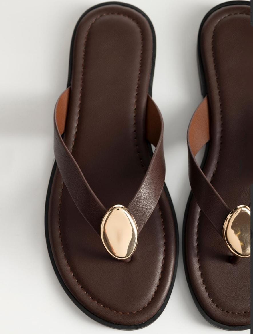 Sandalias de dedo para mujer con detalles dorados.