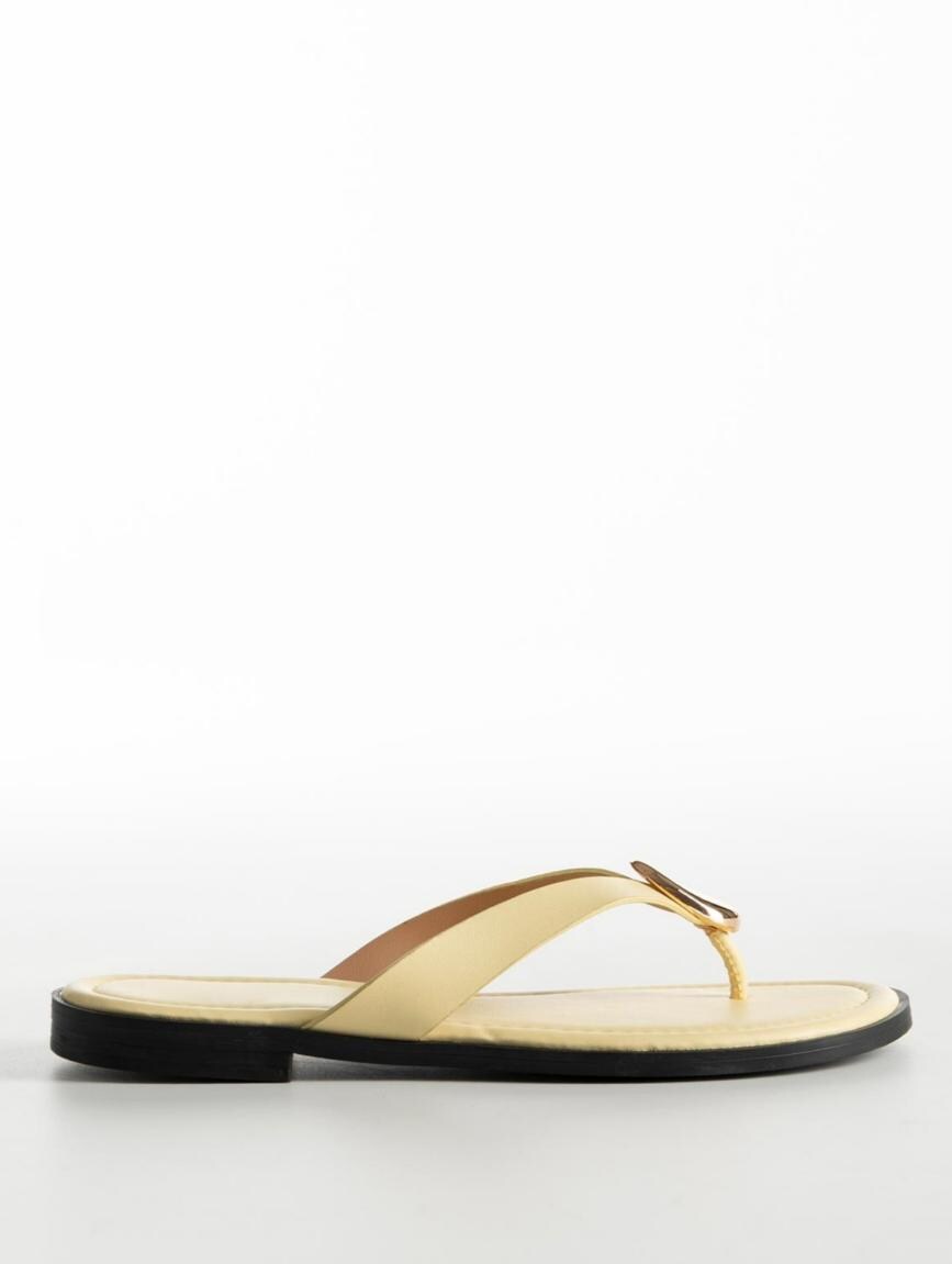 Sandalias de dedo para mujer con detalles dorados.