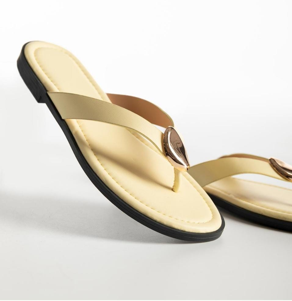 Sandalias de dedo para mujer con detalles dorados.