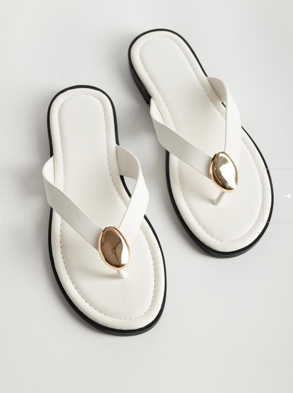 Sandalias de dedo para mujer con detalles dorados.