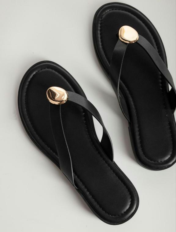 Sandalias de dedo para mujer con detalles dorados.