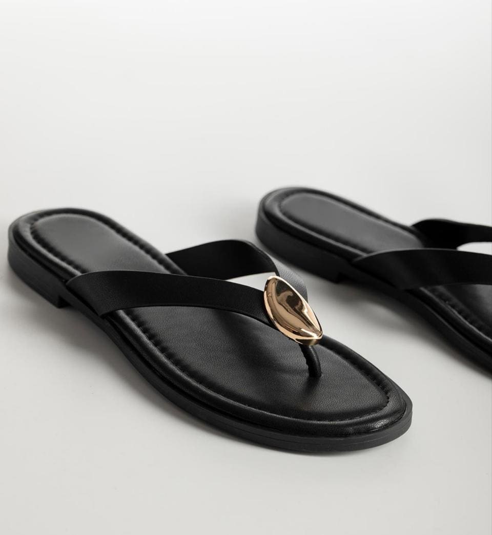 Sandalias de dedo para mujer con detalles dorados.