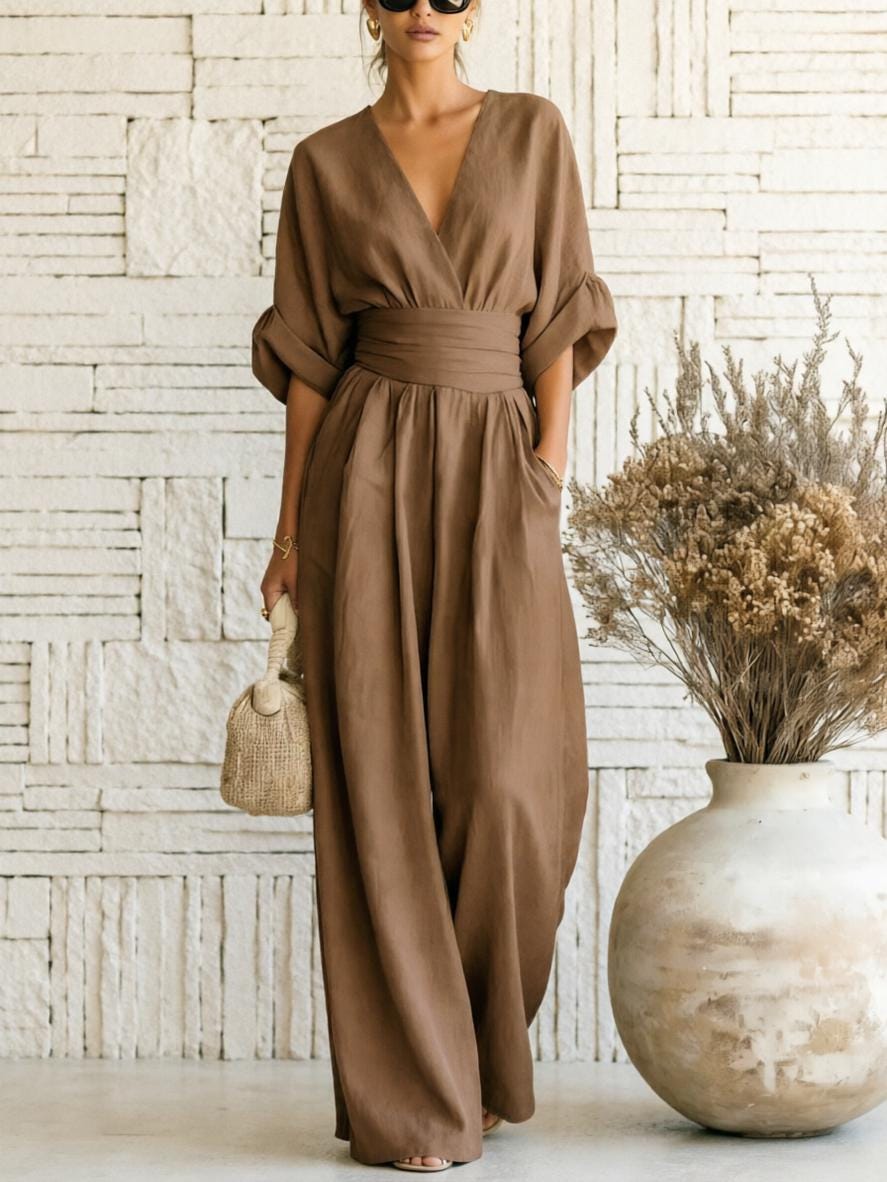 Mono de mujer estilo boho chic de pierna ancha con escote en V.