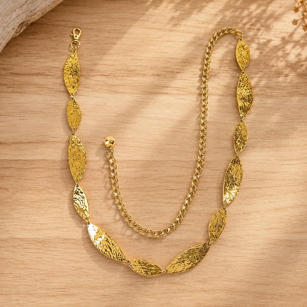 Cinturón de cadena con hojas de oro para mujer.