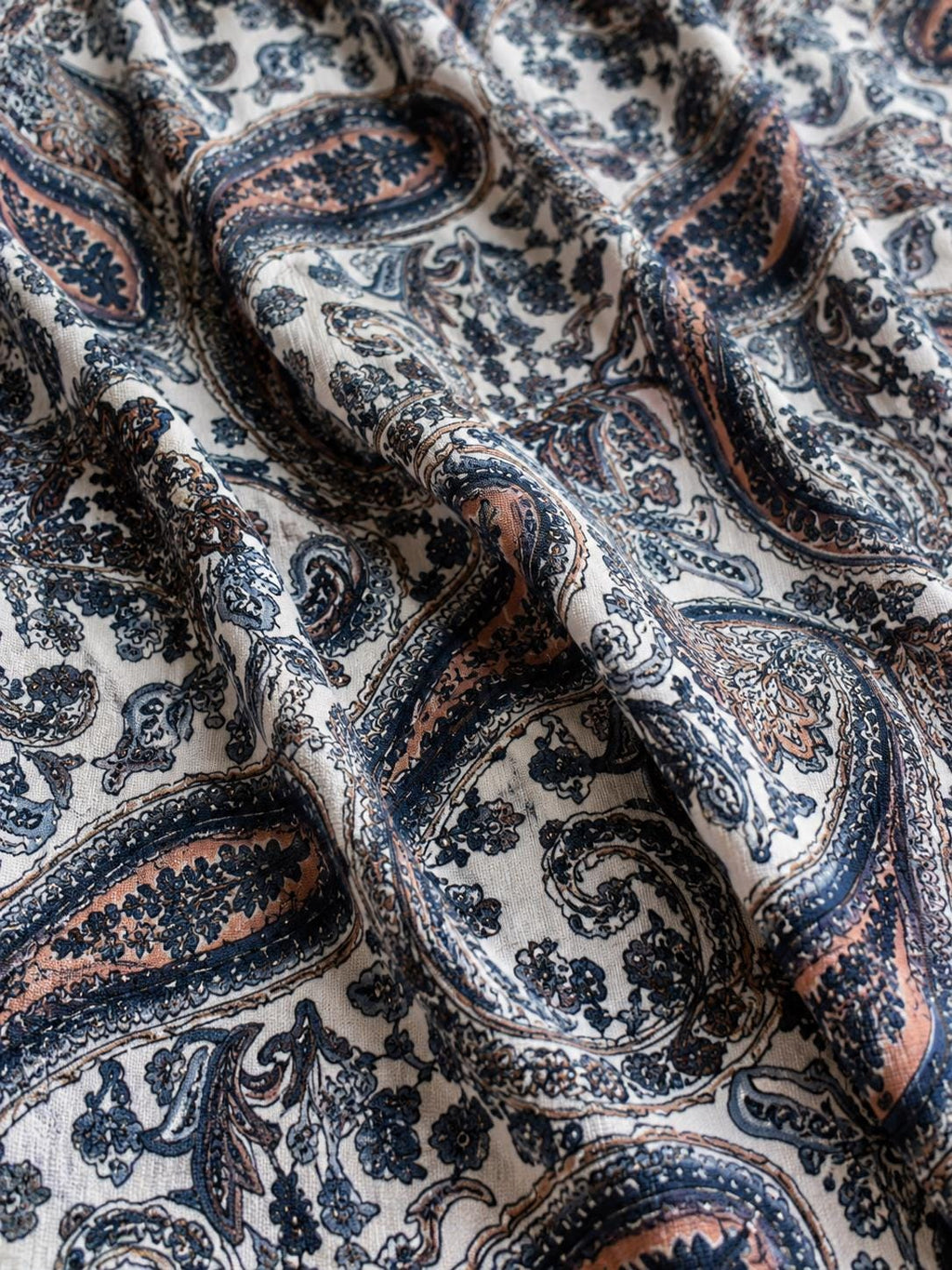 Falda bohemia de satén con cinturón estampado de cachemir, elegante y fluida.