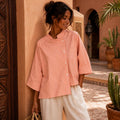 Blusa de lino a rayas rosas para mujer.