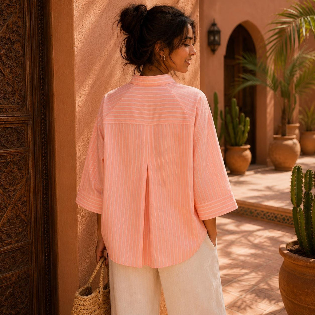 Blusa de lino a rayas rosas para mujer.
