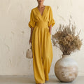 Mono de mujer estilo boho chic de pierna ancha con escote en V.