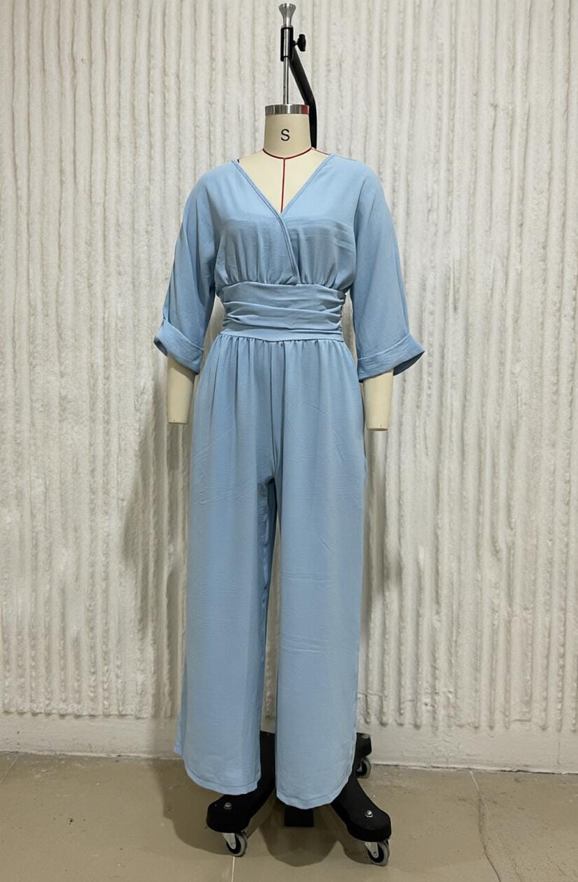 Mono de mujer estilo boho chic de pierna ancha con escote en V.