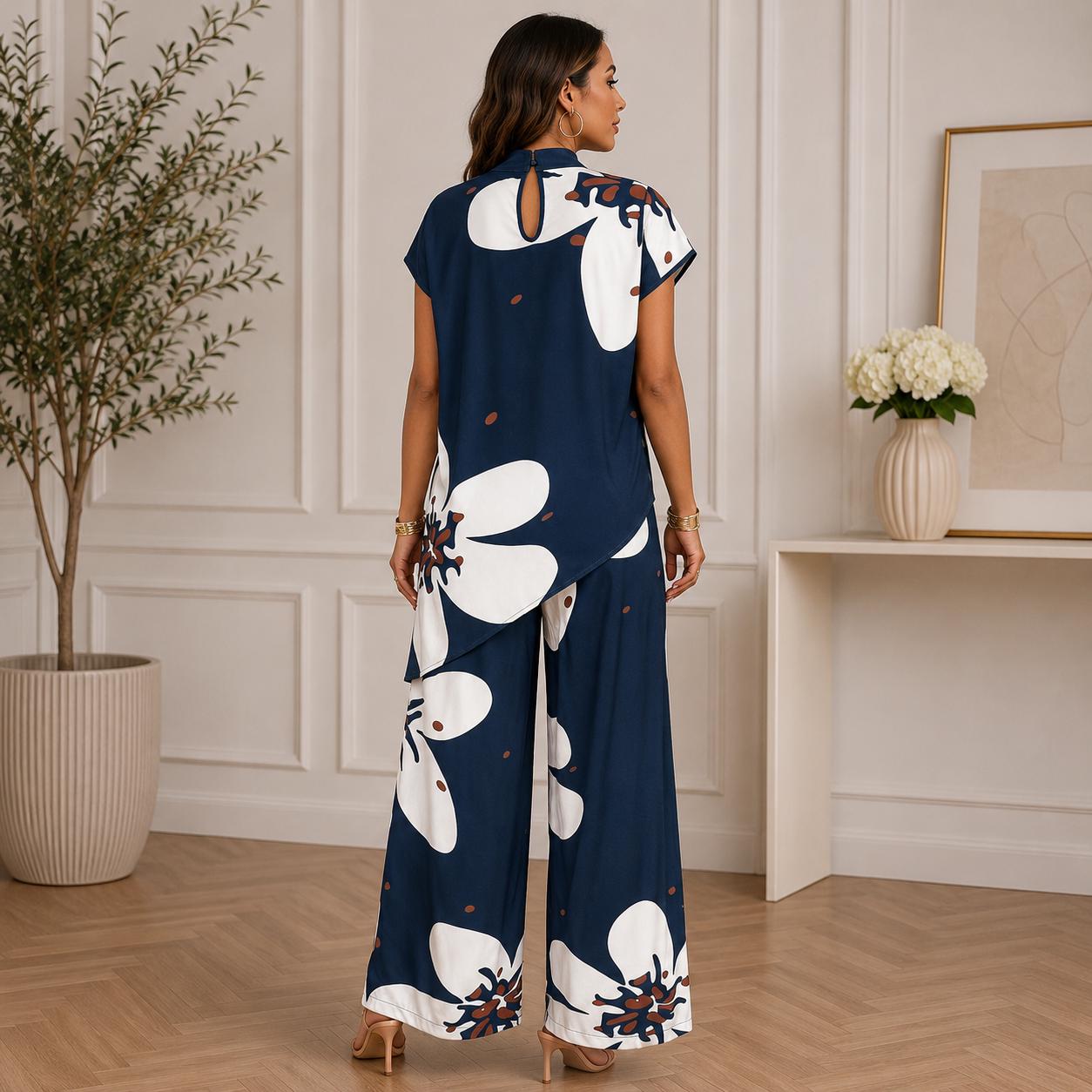 Conjunto de dos piezas pantalón ancho y top tipo túnica asimétrico.