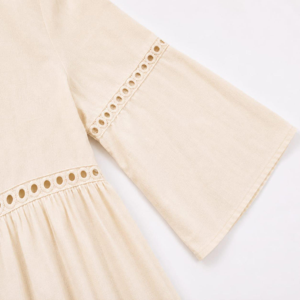 Vestido midi bohemio de lino con escote en V.