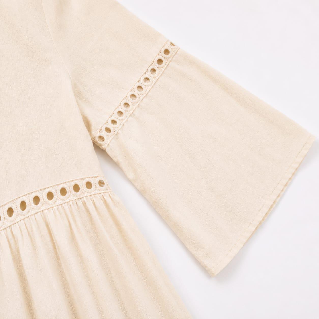 Vestido midi bohemio de lino con escote en V.