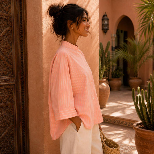 Blusa de lino a rayas rosas para mujer.